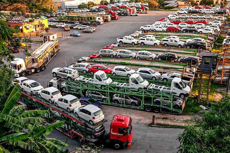 Carros: No acumulado dos cinco meses, contudo, as vendas somaram 740 mil veículos, número 17% inferior em relação ao mesmo período do ano passado (Paulo Whitaker/Reuters)