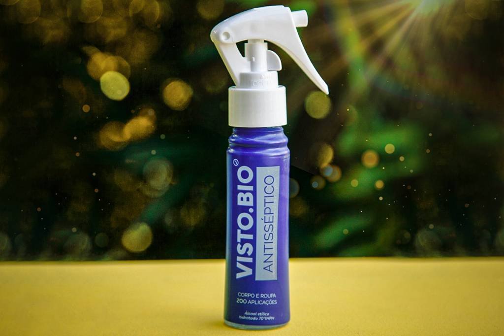 Startup brasileira cria spray líquido que tira vírus da covid-19 da roupa