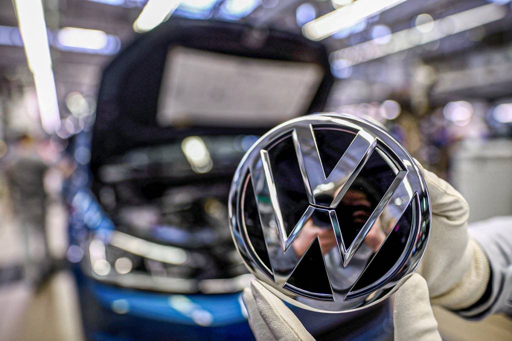 A montadora alemã sinalizou que pretende se tornar a líder do mercado global de veículos elétricos até 2025 e, de quebra, superar a rival Tesla (Reuters/Fabian Bimmer/File Photo)