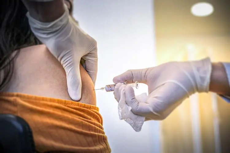 Voluntária em teste de vacina da covid-19: novo estudo sugere que algumas cidades já podem estar próximas de atingir a "imunidade de rebanho" (Governo de São Paulo/Divulgação)
