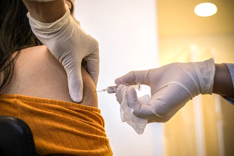 Vacina: J&J planeja iniciar um teste de estágio avançado de larga escala com um regime de dose única na segunda metade de setembro (Governo de São Paulo/Divulgação)