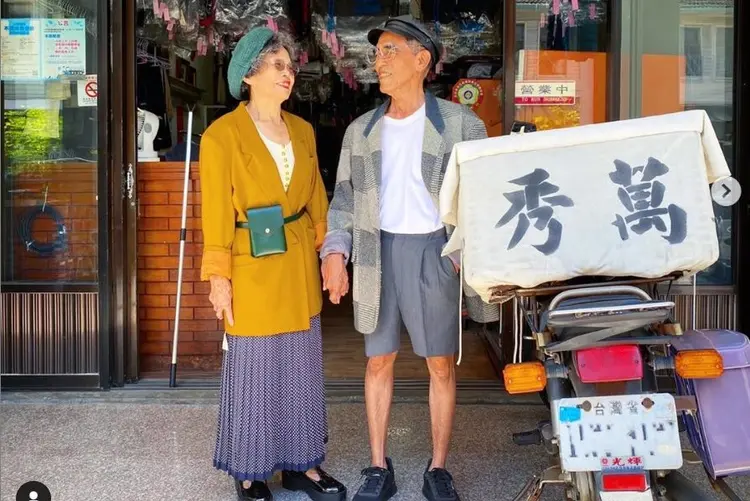 Casal de Taiwan da lavanderia Wansho posa com roupas esquecidas por clientes (@wantshowasyoung/Instagram/Reprodução)