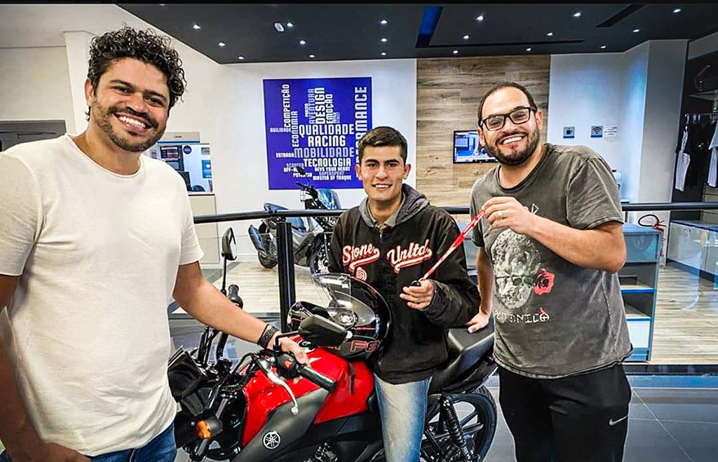 Entregador vítima de racismo ganha duas motos -- de Ceará e Huck