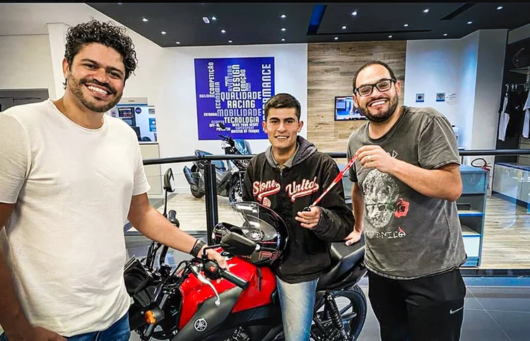 Matheus Pires com o humorista Matheus Ceará: moto Yamaha de presente (Instagram/Instagram)