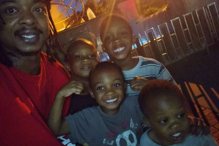Foto que seria de Jacob Blake com seus filhos, segundo a imprensa local e o advogado de direitos civis Ben Crump
Foto que seria de Jacob Blake com seus filhos, segundo a imprensa local e o advogado de direitos civis Ben Crump (Twitter/Reprodução)