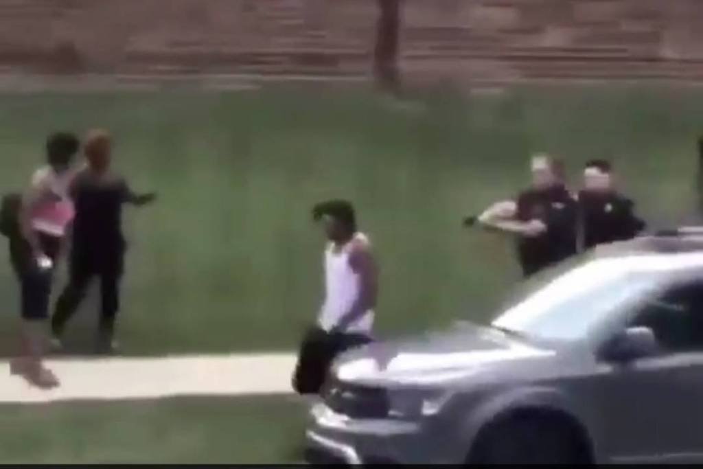 Polícia dos EUA atira em homem negro na frente dos filhos