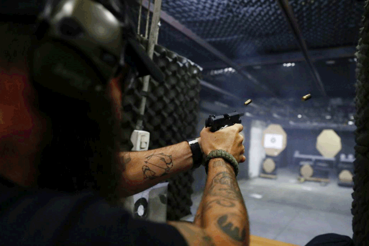 Porte de arma: decreto facilitava o acesso. (Pilar Olivares/Reuters)