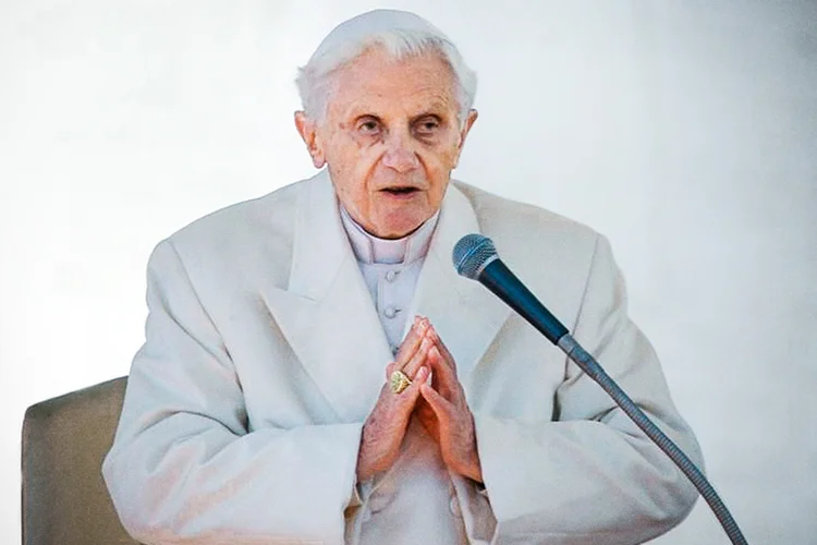 Papa Bento XVI: Milhares de fiéis vão à Basílica de São Pedro se despedir de papa emérito (Alessandro Bianchi/Reuters)