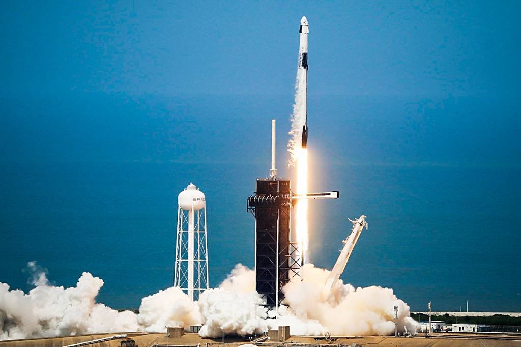 SpaceX: Pedaços de foguete caem do céu e confundem internautas; veja vídeo