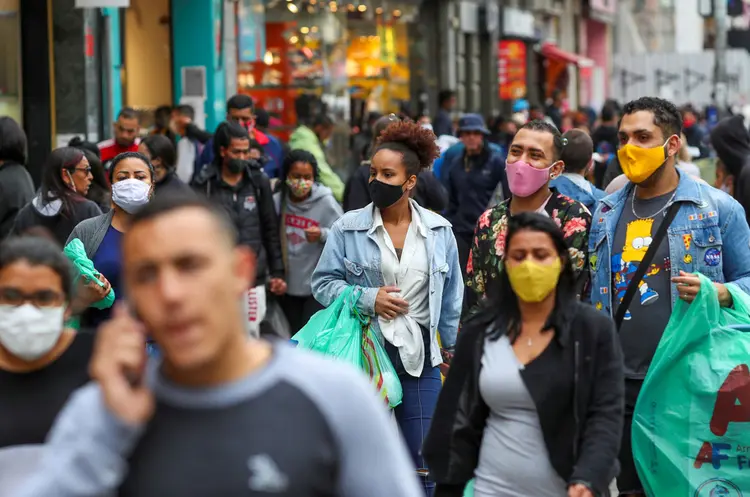 Pessoas de máscara em São Paulo: mais de 112.000 pessoas morreram de COVID-19 no Brasil, onde foram detectados mais de 3,5 milhões de contágios (Amanda Perobelli/Reuters)