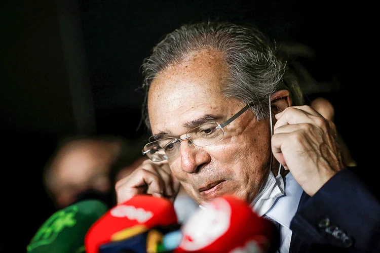 Guedes (arquivo): "Pô, presidente, isso aí é carrinho, entrada perigosa, ainda bem que foi fora da área, senão era pênalti" (Adriano Machado/Reuters)