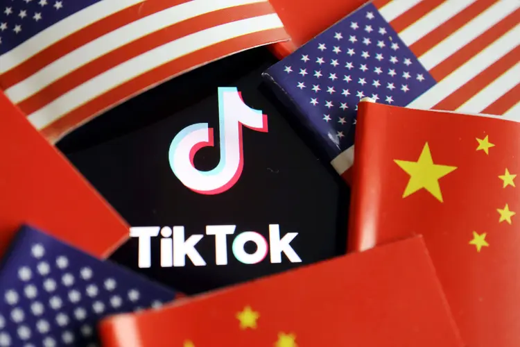CEO americano do TikTok pede demissão em meio a batalha com Trump (Florence Lo/Illustration/Reuters)