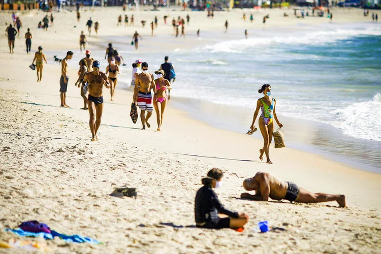 Copacabana: mesmo em fases mais restritas da quarentena, cariocas foram vistos nas praias (Ricardo Moraes./Reuters)