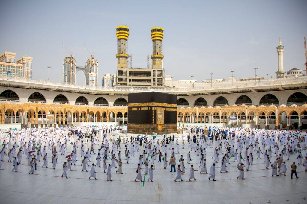 Milhões de fiéis iniciam peregrinação em Meca, sob o calor da Arábia Saudita