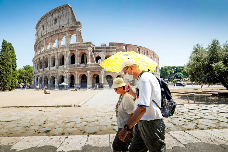 Turistas em Roma: uso de máscaras ao ar livre é abolido (Remo Casilli/Reuters)