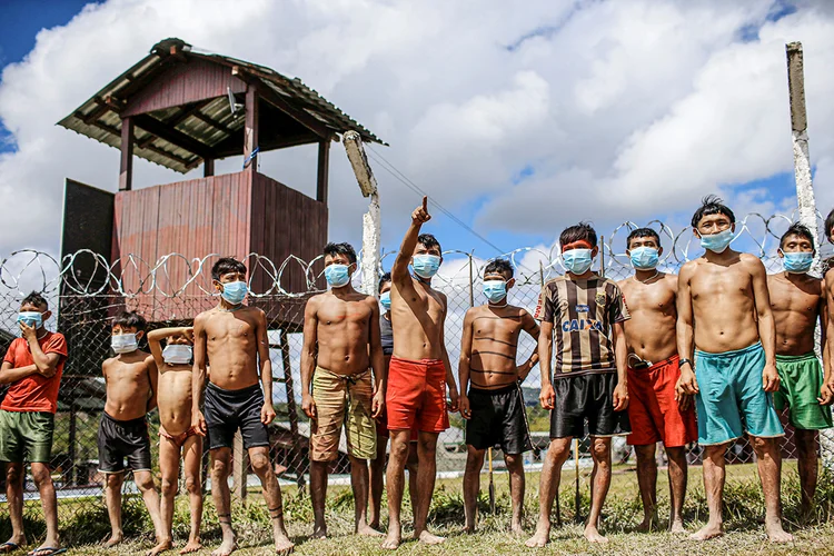 Índios ianomâmis com máscaras de proteção facial em instalação do Exército em Roraima
01/07/2020
REUTERS/Adriano Machado (Adriano Machado/Reuters)