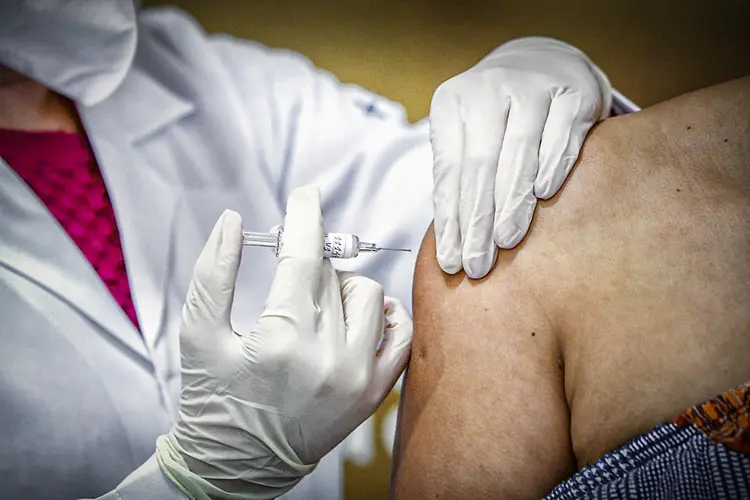 Vacina: cientistas se preocupam se proteção russa não criará mutação da covid-19 (Diego Vara/Reuters)