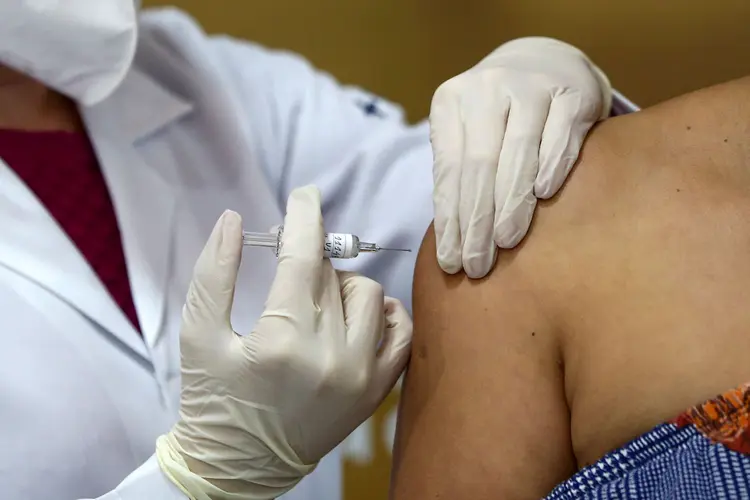 Vacina: Anvisa autorizou a aplicação da chamada dose de reforço por meio de mudança no protocolo da pesquisa da vacina (Diego Vara/Reuters)