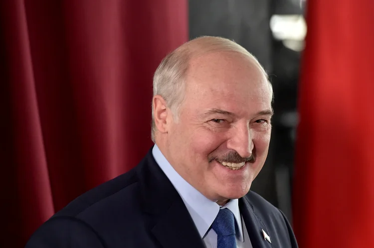 Alexander Lukashenko: atual presidente deve vencer eleições, segundo pesquisas aprovadas pelo governo (Sergei Gapon/Pool via/Reuters)