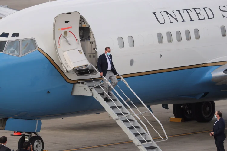 Alex Azar sai de avião em viagem a Taiwan (Central News Agency/Pool/Reuters)