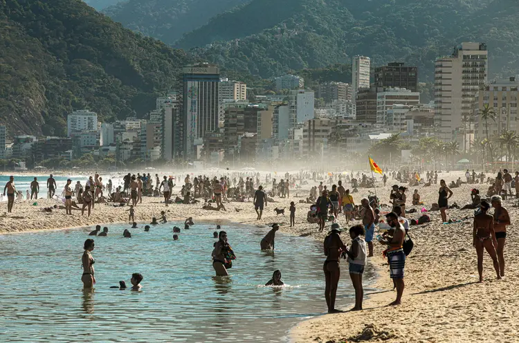 Praia na capital: é a cidade com maior número de mortes (9.206), seguida por São Gonçalo (638), Duque de Caxias (632), Nova Iguaçu (495), São João de Meriti (367) e Niterói (347) (Ian Cheibub/Reuters)