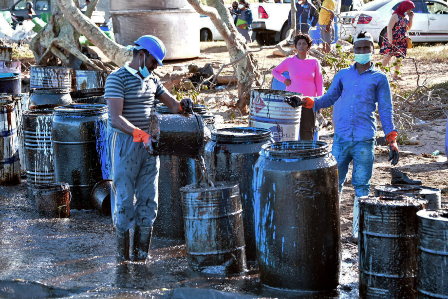 Homem coleta óleo vazado do navio MV Wakashio