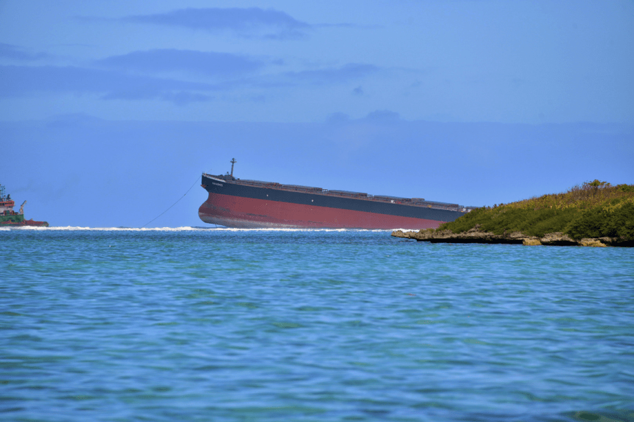 A economia da ilha depende do turismo e da pesca, que o derramamento de óleo ameaça.