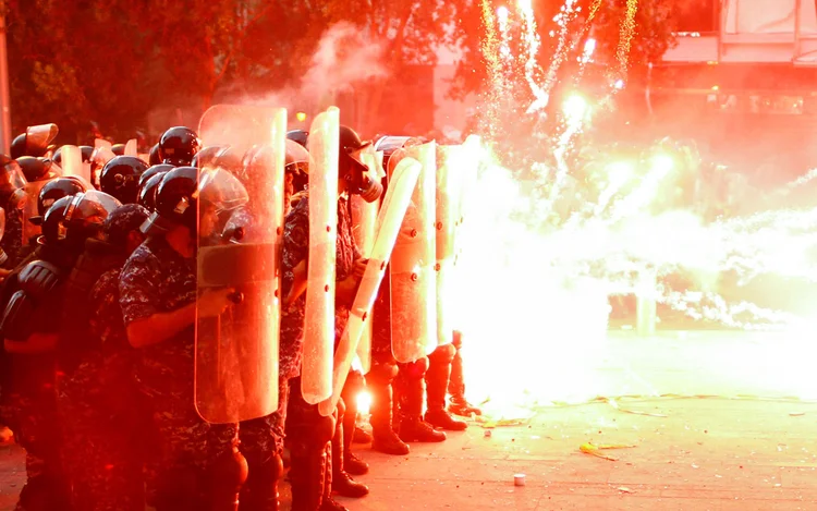 Policiais durante protestos no Líbano: agora, forças armadas poderão prender suspeitos e invadir residências (Thaier Al-Sudani/Reuters)