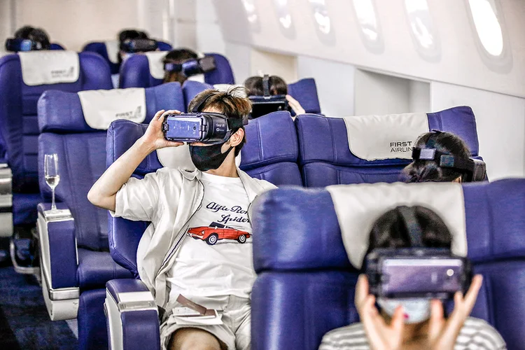 Viagens: viajantes em terra sentam-se em assentos de primeira classe ou classe executiva em uma simulação de cabine de avião (Kim Kyung-Hoon/Reuters)