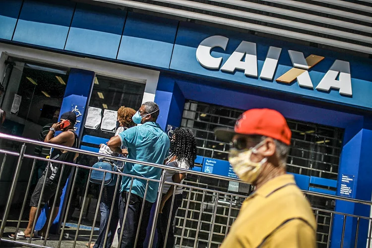 Auxílio emergencial: Os estudos estão sendo feitos pelo ministro da Economia, Paulo Guedes, que terá até segunda-feira para apresentar os cálculos (Pilar Olivares/Reuters)