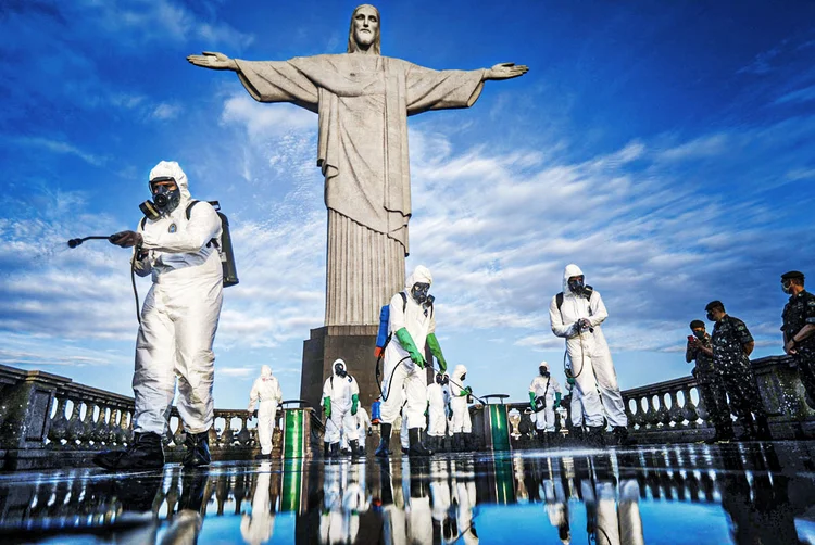 Cristo Redentor sendo higienizado: As expectativas são positivas também para Sandro Fernandes, do Bondinho Pão de Açúcar, que foi reaberto para os visitantes no dia 15 de agosto (Ricardo Moraes/Reuters)