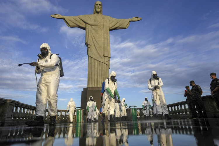 Desinfecção no Cristo Redentor: O segundo Estado com maior número de óbitos pela doença, de acordo com os dados do Ministério da Saúde, é o Rio de Janeiro (Ricardo Moraes/Reuters)