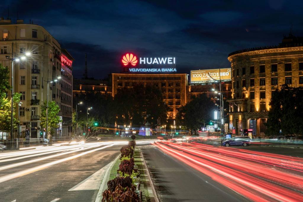 Huawei: estratégia da empresa em garantir suprimentos essenciais destaca o sucesso relativo da campanha americana contra a maior companhia de tecnologia da China desde 2018 (Reuters/Marko Djurica)