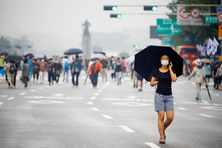 Manifestação no centro de Seul, capital da Coreia do Sul: um acalorado debate na Coreia do Sul sobre o serviço militar obrigatório para mulheres está inflamando as divisões entre os sexos, em vez de diminuir as diferenças sociais (Kim Hong-Ji/Reuters)