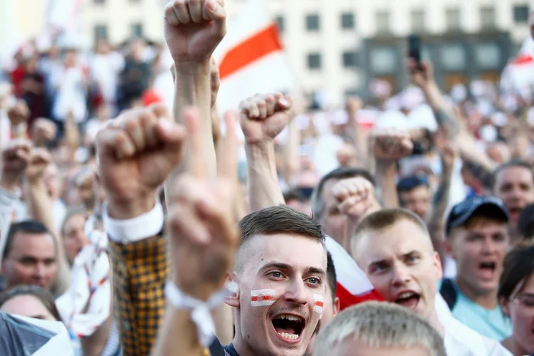 Protestos contra Lukashenko: Rússia disse a Lukashenko que está disposta a fornecer ajuda militar a Belarus no caso de uma ameaça externa (Vasily Fedosenko/Reuters)