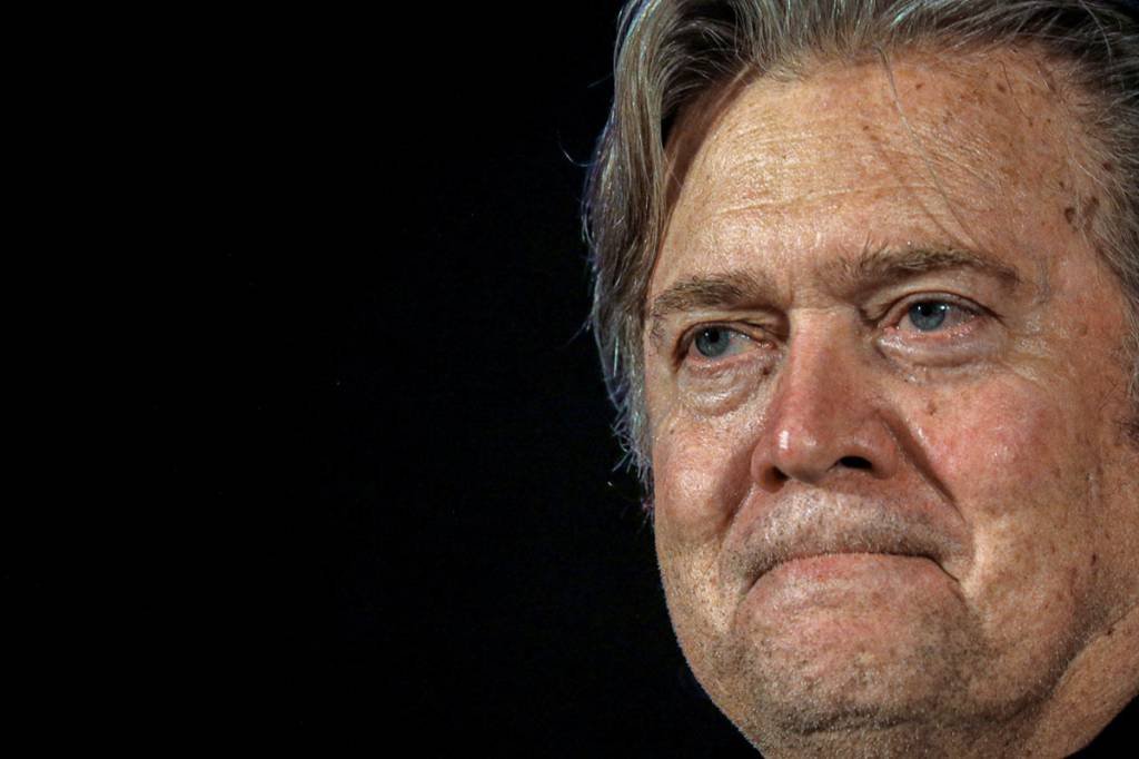 Steve Bannon, mentor de Trump, é liberado por fiança de US$ 5 milhões