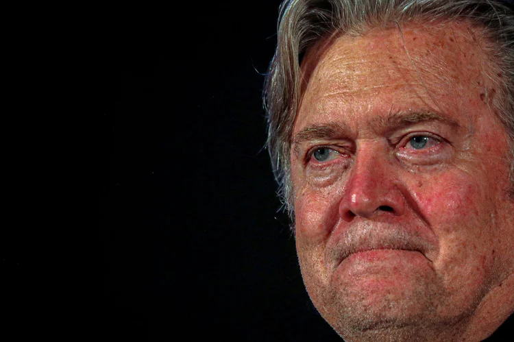 Steve Bannon: "Estamos derrubando o regime de Biden", disse Bannon, vestindo três camisas pretas e um casaco verde. "Quero que vocês fiquem focados ... Isso é tudo barulho." (Alessandro Bianchi/Reuters)