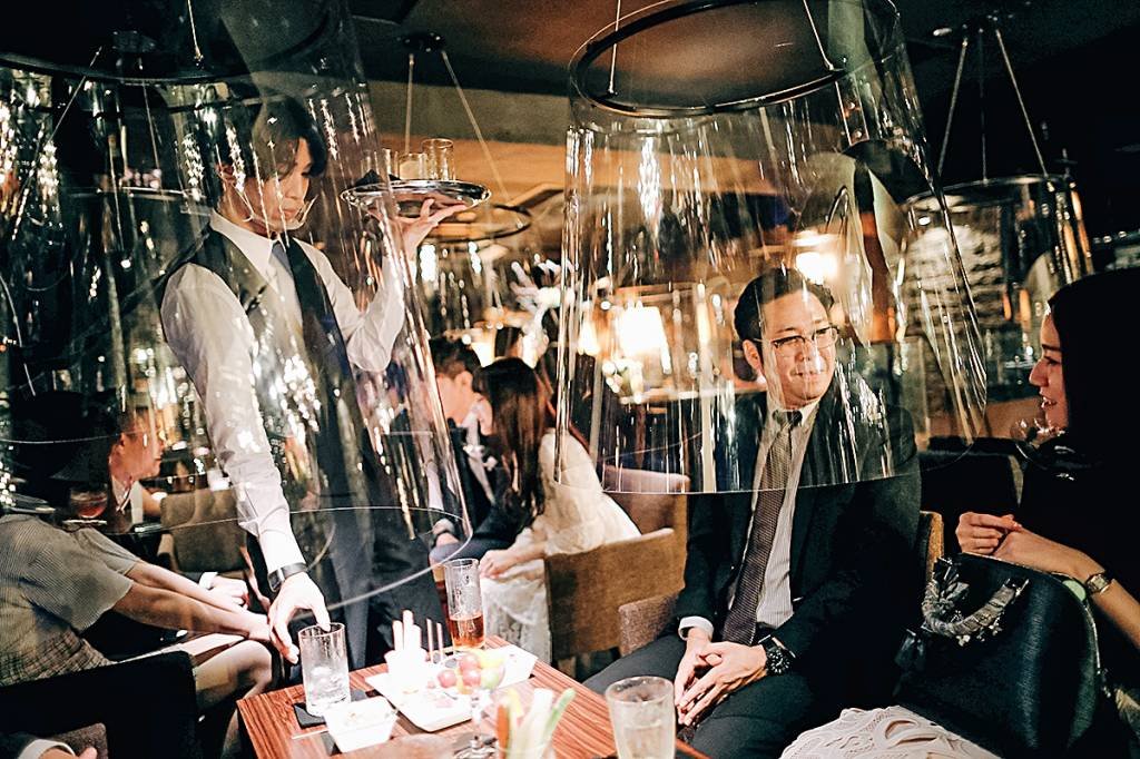 Bar de Tóquio cria barreiras em forma de aquário para atrair clientes