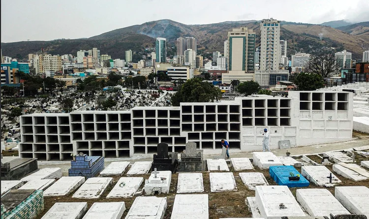 Cemitérios: alguns cemitérios do país sequer abrirão as portas nesse dia (Pilar Olivares/Reuters)
