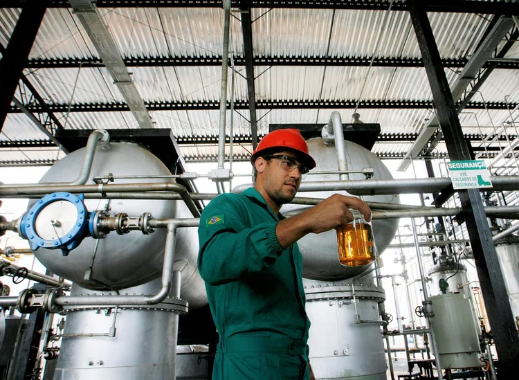 Óleo diesel: no período de testes, disse a Petrobras, serão fornecidos cerca de 120 mil litros do combustível para ônibus de Curitiba, com o objetivo de avaliar, em situação real, a influência do novo combustível na redução de emissões (Jamil Bittar/Reuters)
