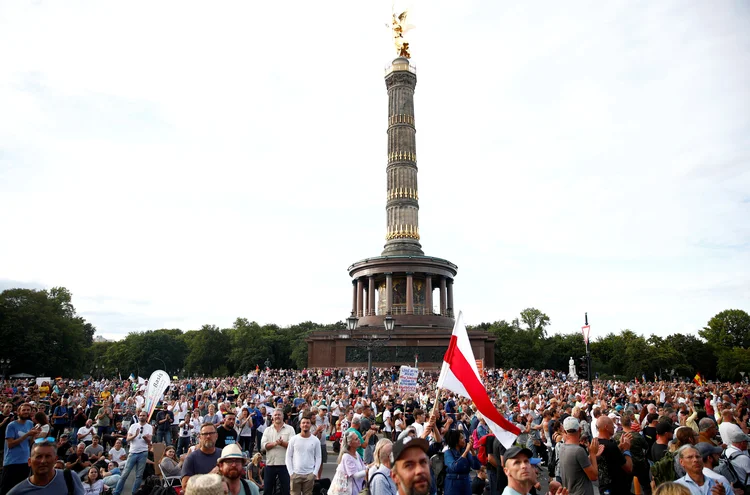Protestos na Europa contra restrições da covid-19 (Axel Schmidt/Reuters)