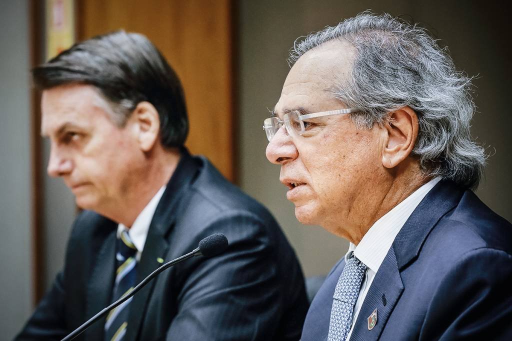 Jair Bolsonaro e Paulo Guedes: criação do Renda Brasil está atrelada a uma reformulação de programas considerados "ineficientes" pela equipe econômica (Isac Nóbrega/PR/Flickr)
