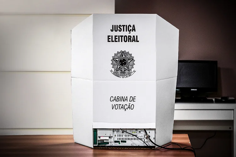 Diante da urna eletrônica, uma das opções é a escolha por nenhum nome entre os que se candidataram, por meio de voto nulo ou branco (Patricia Monteiro/Bloomberg)