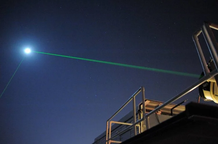 Nasa: feixe de luz emitido na França levou 2,5 segundos para ir e voltar da órbita lunar (Nasa/Divulgação)