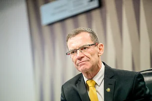 Mesmo com governo contrário, senador do PT assina pedido para CPMI do INSS