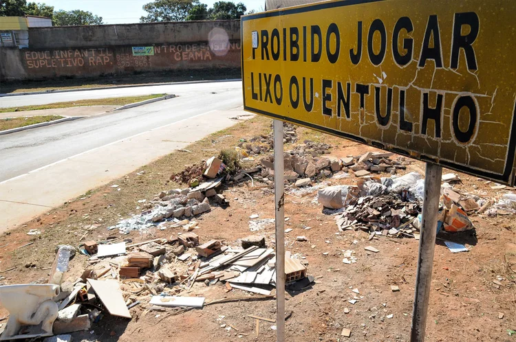 Para quem deposita resíduos nos chamados "bota-fora", encostas, corpos de água, lotes vagos, passeios, vias e outras áreas públicas e em áreas protegidas por lei, a multa passará de R$ 500 para R$ 25 mil por dia (Lúcio Bernardo Jr/Agência Brasília/Divulgação)