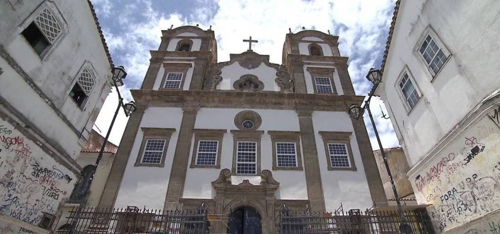 Sinos de igrejas em todo país tocam em homenagem a mortos por covid-19