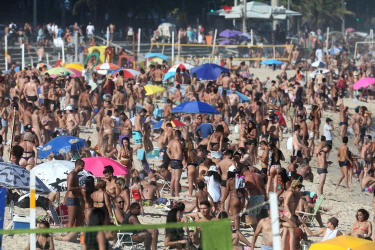 Banhistas lotam a Praia do Leblon, na no Rio de Janeiro: decreto municipal liberou os ambulantes e o banho de mar, mas não a permanência na areia (Wilton Junior/Estadão Conteúdo)