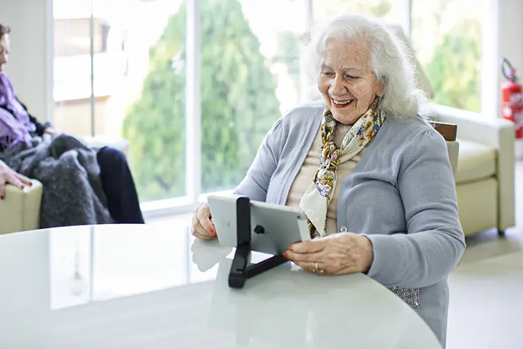 Idosos da instituição Cuidando em Casa, de Porto Alegre, participam da ação @mizade Sem Idade, que doa tablets para eles se conectarem com os colaboradores do Agibank por meio de videochamadas (Agibank/Divulgação)