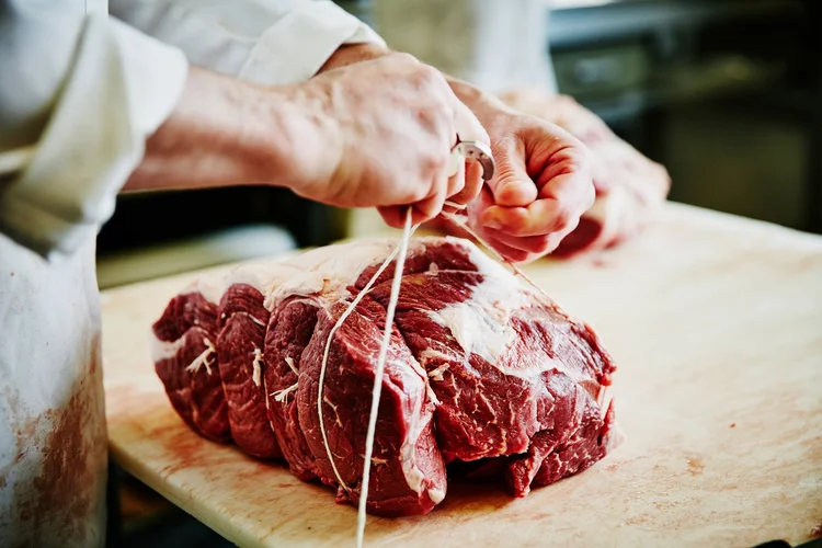 Carne: pesquisa indica que vírus pode ficar ativo em carnes congeladas por até três semanas (Thomas Barwick/Getty Images)